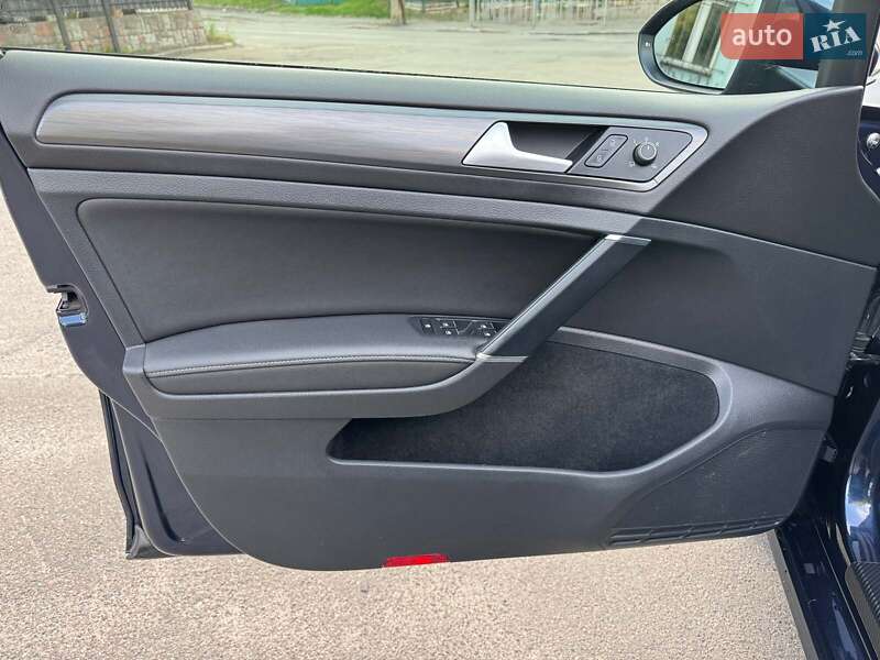 Хэтчбек Volkswagen Golf 2018 в Киеве