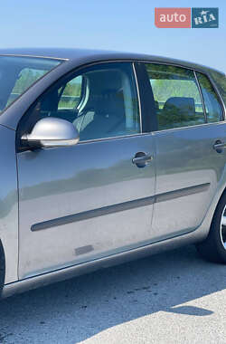 Хэтчбек Volkswagen Golf 2005 в 