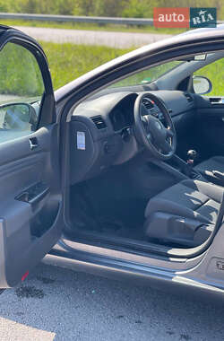 Хэтчбек Volkswagen Golf 2005 в 