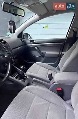 Хэтчбек Volkswagen Golf 2006 в 