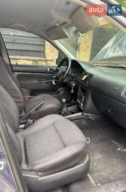 Хетчбек Volkswagen Golf 2001 в 