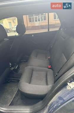 Хетчбек Volkswagen Golf 2001 в 