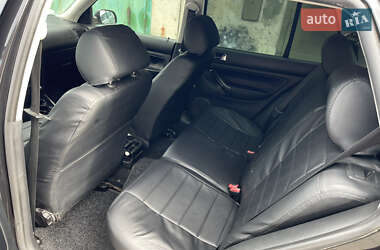 Хэтчбек Volkswagen Golf 2001 в 