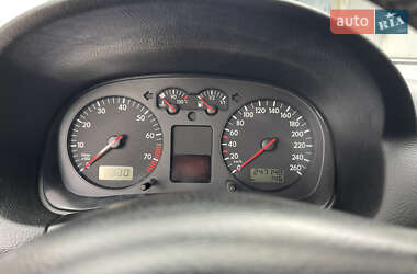 Хэтчбек Volkswagen Golf 2001 в 