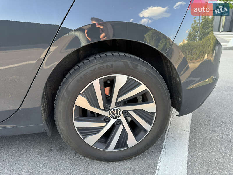 Хетчбек Volkswagen Golf 2021 в Києві