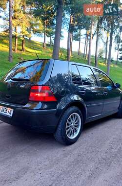 Хетчбек Volkswagen Golf 2001 в 