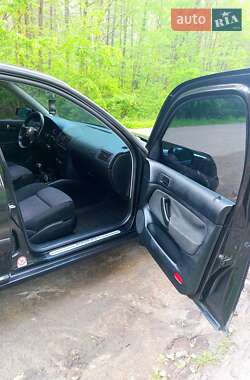Хетчбек Volkswagen Golf 2001 в 