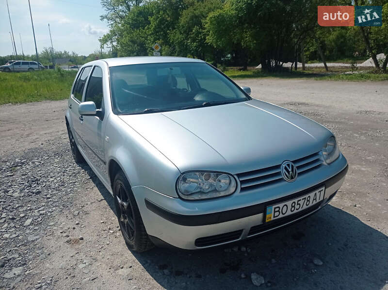 Хэтчбек Volkswagen Golf 2003 в 