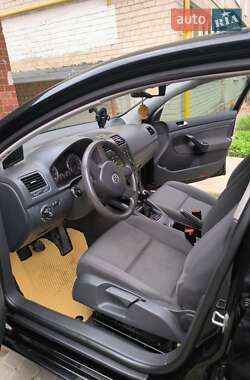 Хэтчбек Volkswagen Golf 2005 в 