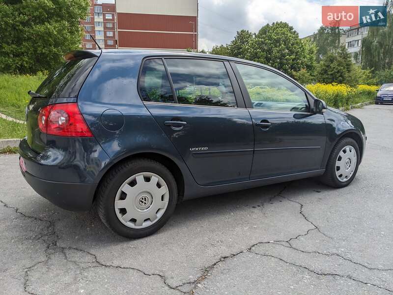 Хетчбек Volkswagen Golf 2008 в Звягелі
