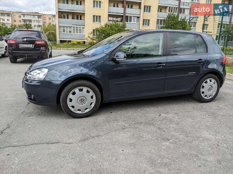 Хетчбек Volkswagen Golf 2008 в Звягелі