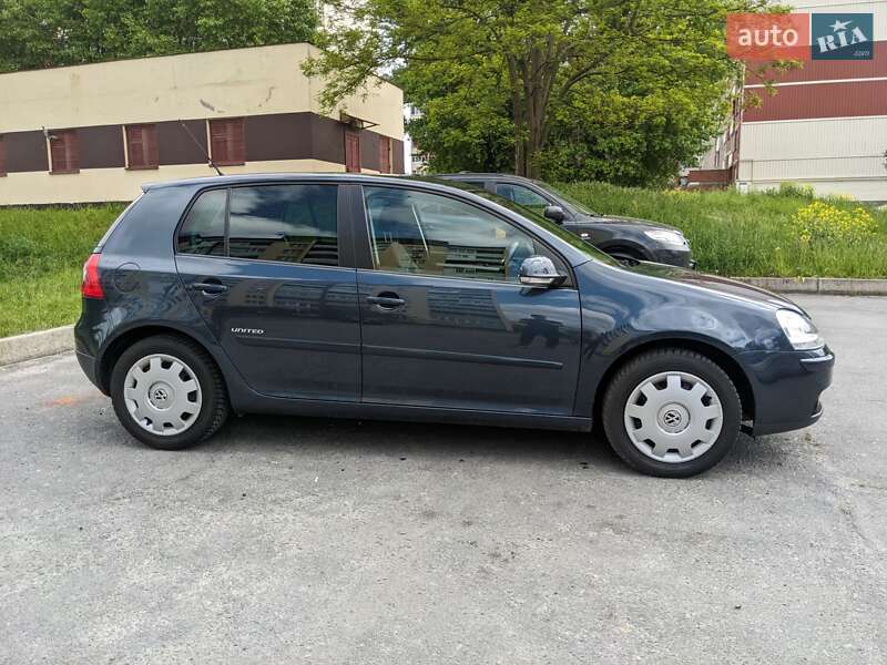 Хетчбек Volkswagen Golf 2008 в Звягелі