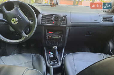 Хетчбек Volkswagen Golf 2002 в 