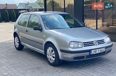 Хэтчбек Volkswagen Golf 2002 в Звягеле