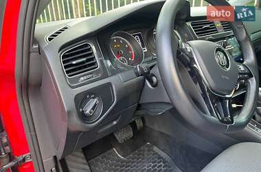 Хетчбек Volkswagen Golf 2017 в 