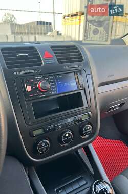 Хэтчбек Volkswagen Golf 2004 в 