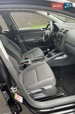 Хэтчбек Volkswagen Golf 2009 в 