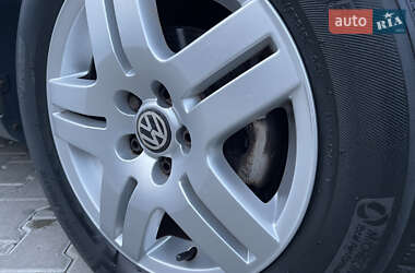 Хэтчбек Volkswagen Golf 2003 в 
