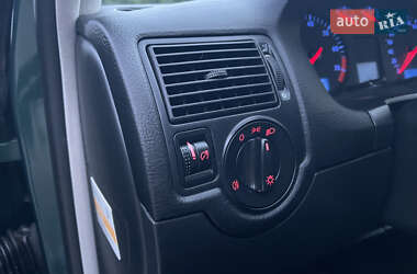 Хэтчбек Volkswagen Golf 2003 в 
