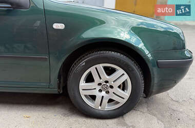 Хэтчбек Volkswagen Golf 2003 в 
