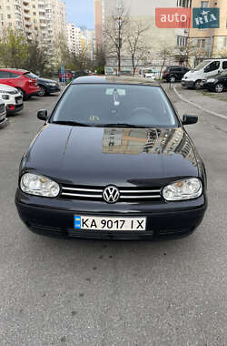 Хэтчбек Volkswagen Golf 2002 в Киеве