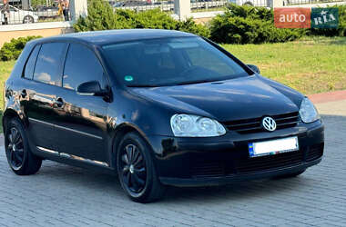 Хэтчбек Volkswagen Golf 2005 в 