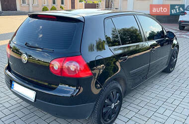 Хэтчбек Volkswagen Golf 2005 в 