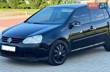 Хэтчбек Volkswagen Golf 2005 в 