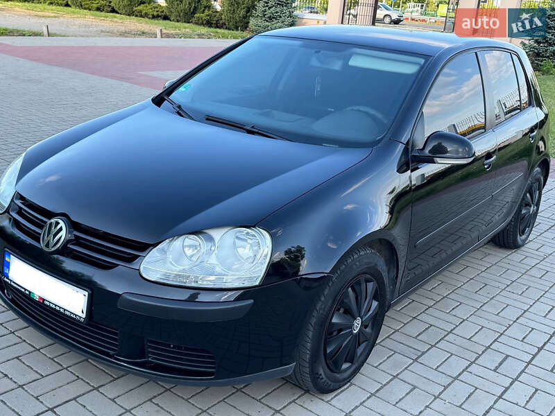 Хэтчбек Volkswagen Golf 2005 в 