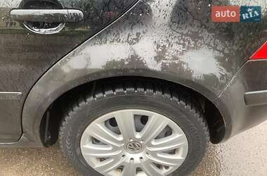 Хетчбек Volkswagen Golf 2000 в 