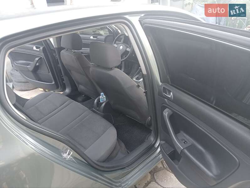 Хетчбек Volkswagen Golf 2005 в Миколаєві