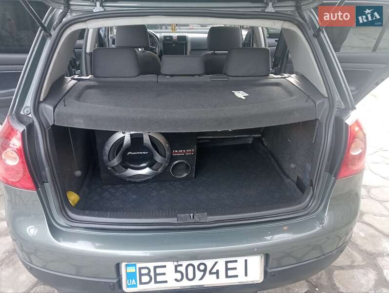 Хетчбек Volkswagen Golf 2005 в Миколаєві