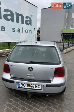 Хетчбек Volkswagen Golf 2001 в 