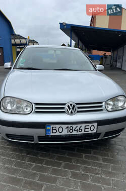 Хетчбек Volkswagen Golf 2001 в 