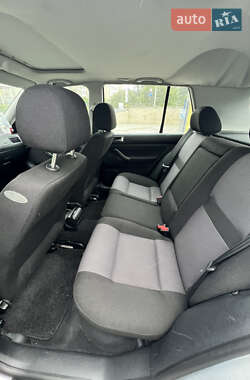 Хетчбек Volkswagen Golf 2001 в 