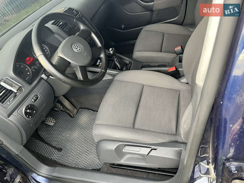 Хетчбек Volkswagen Golf 2004 в Васильківці