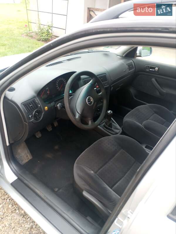 Універсал Volkswagen Golf 2001 в Долині