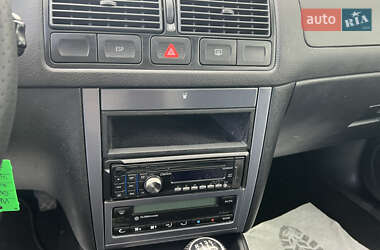 Хэтчбек Volkswagen Golf 2003 в 