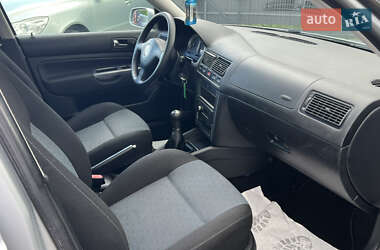 Хэтчбек Volkswagen Golf 2003 в 