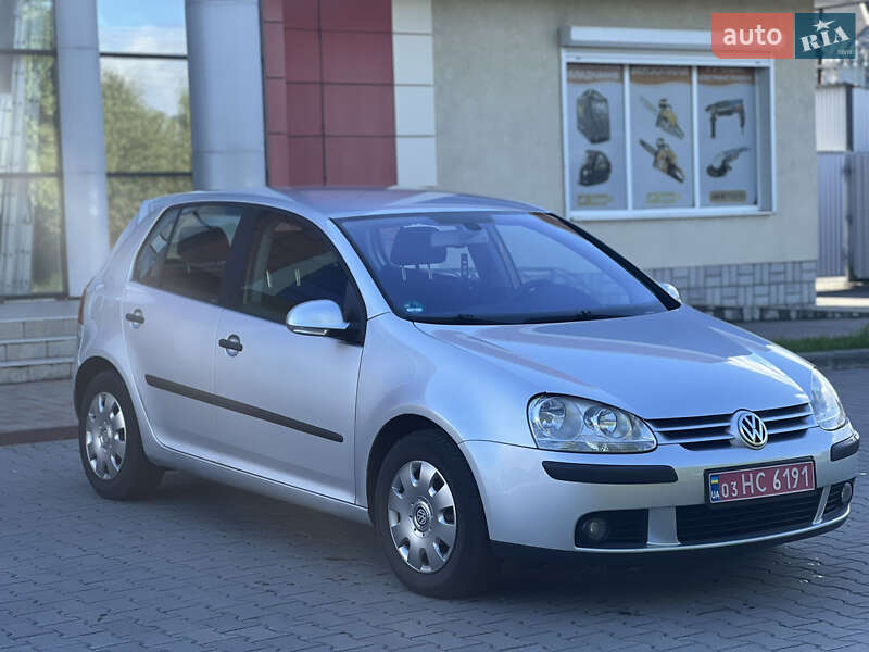 Хэтчбек Volkswagen Golf 2005 в 