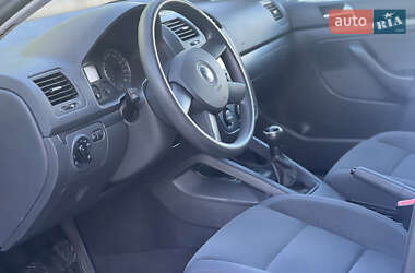 Хэтчбек Volkswagen Golf 2005 в 