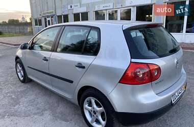 Хэтчбек Volkswagen Golf 2004 в 
