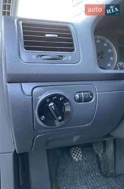 Хэтчбек Volkswagen Golf 2004 в 
