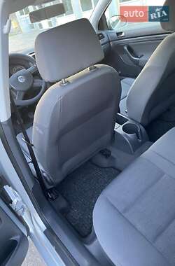 Хэтчбек Volkswagen Golf 2004 в 