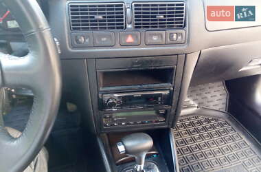 Хетчбек Volkswagen Golf 2000 в 