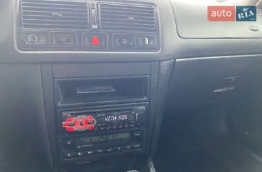 Хэтчбек Volkswagen Golf 2000 в 