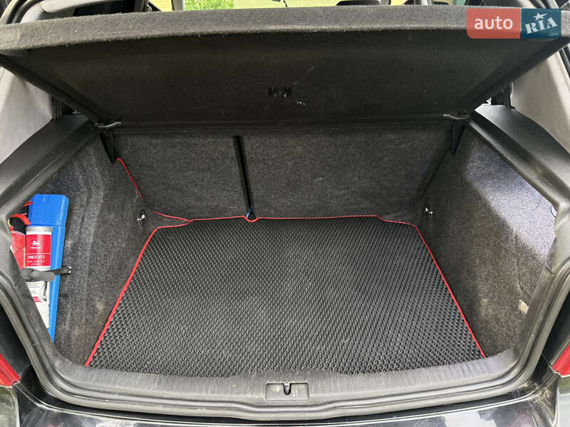 Хетчбек Volkswagen Golf 2003 в Синельниковому