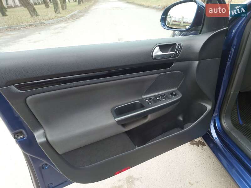 Универсал Volkswagen Golf 2010 в Хотине