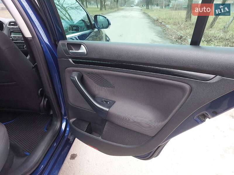 Универсал Volkswagen Golf 2010 в Хотине