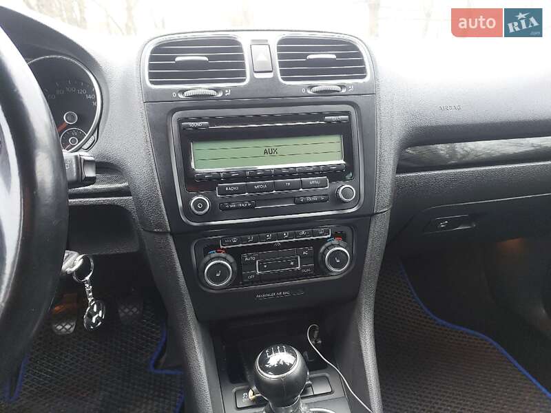 Универсал Volkswagen Golf 2010 в Хотине